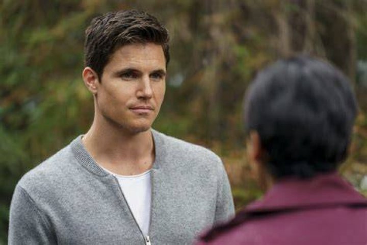 10 THINGS Robbie Amell REGARD MAGAZINE Robbie amell, Robbie, Good looking men