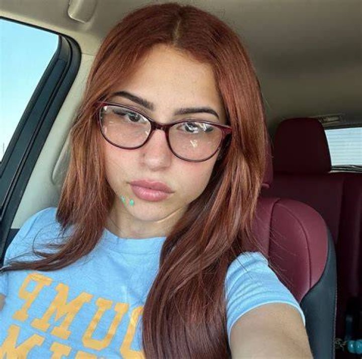 2024Angelaalvarez leaks. Angela Alvarez checks her travel doc