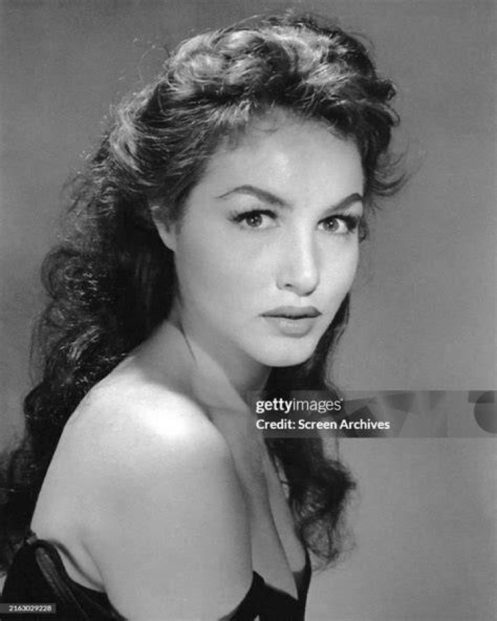 aAfkjfp01fo1i22972/loc57/83145_jn_028_122_57lo.jpg Julie newmar