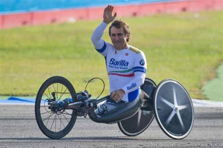 Alex Zanardi, ecco come sta il campione a 9 mesi dall'incidente