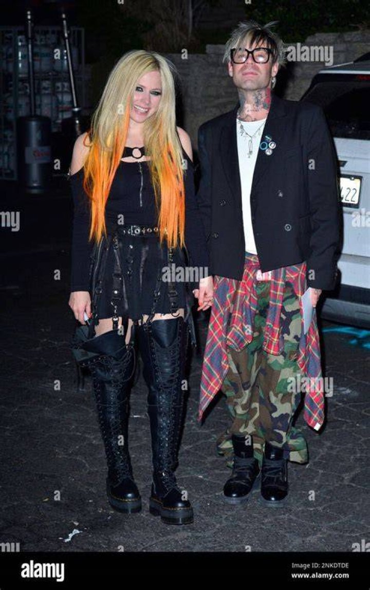 Avril Lavigne Announces Engagement With Boyfriend Mod Sun; Here's