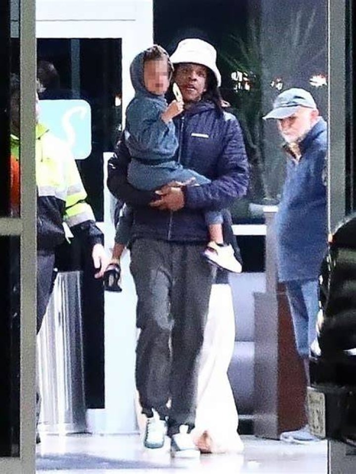 Beyoncé, JayZ and his son. "We Are Family" Pinterest Sons