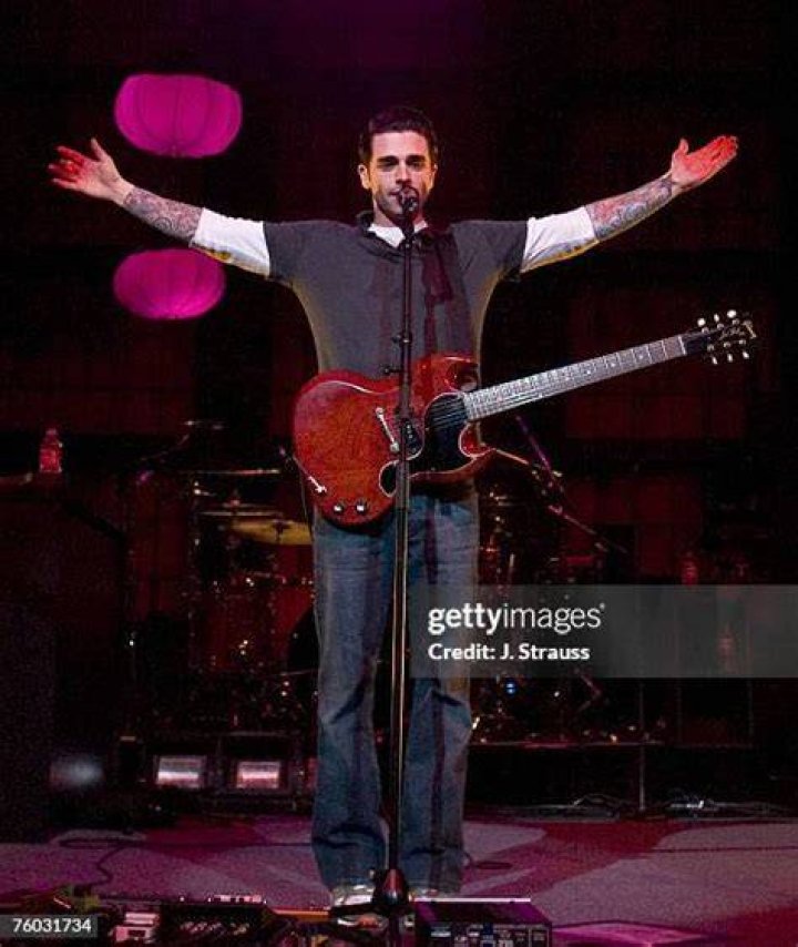 Chris Carrabba DashBoard Confessional Invites Family to hear a Song