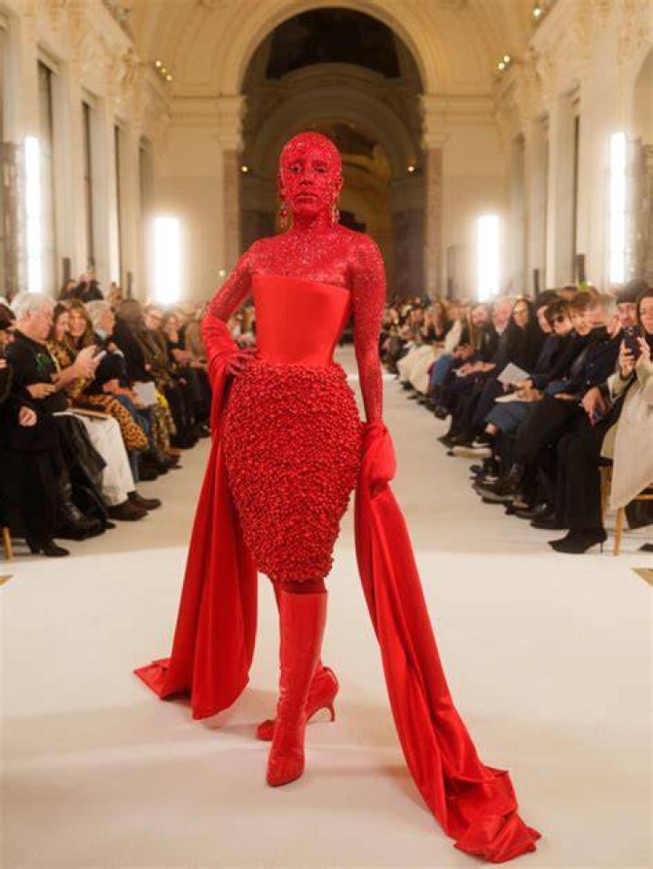 Doja Cat y su look 'infernal' cubierta con pintura y 30.000 cristales