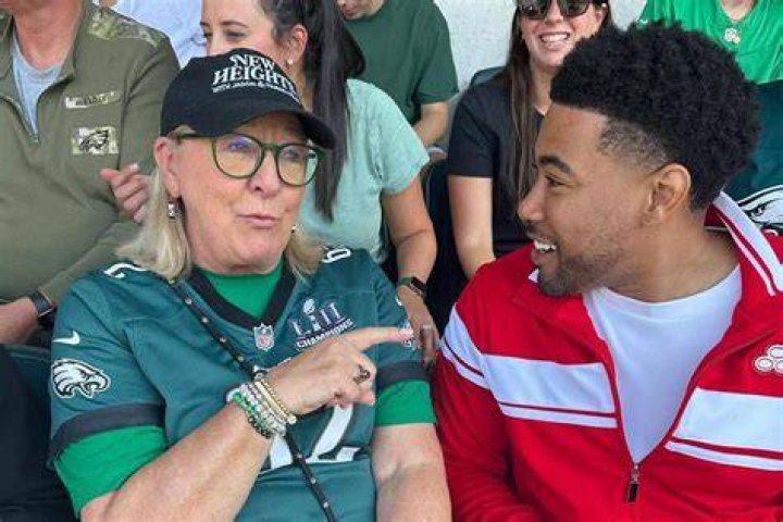 Donna Kelce sits next to another famous face to watch Eagles play