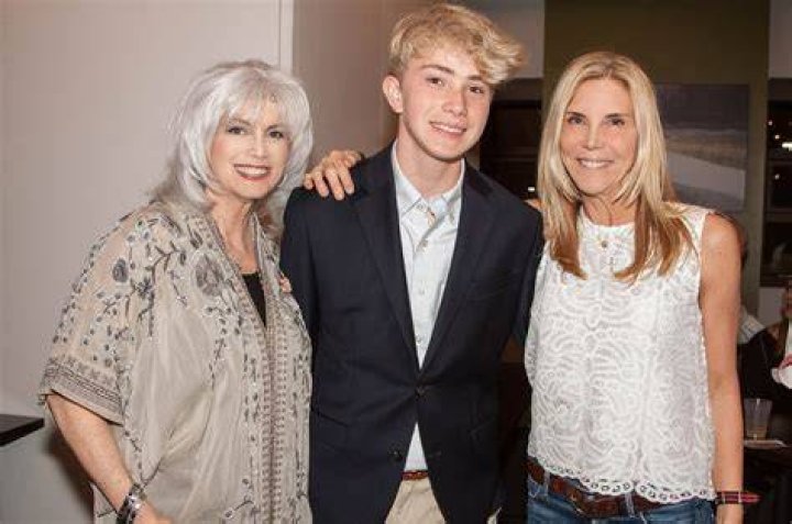 Emmylou Harris children Does Emmylou Harris have children? TRAN HUNG