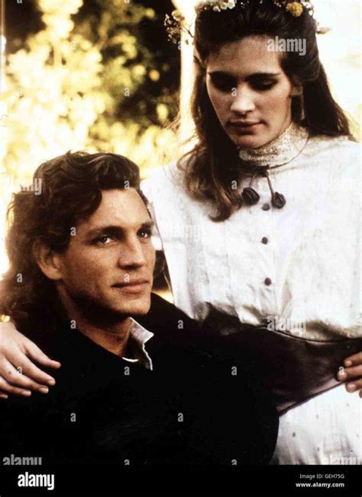 Eric Roberts and Julia Roberts. Julia Roberts was born on October 28th