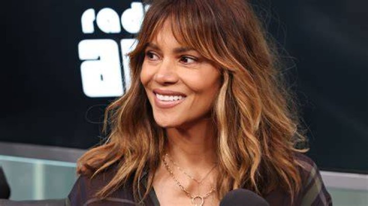 Halle Berry from Celebrità con gli Ear Cuff E! News