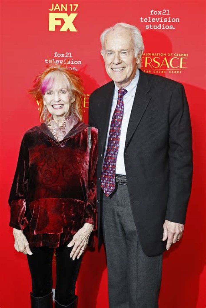 How Tall is Mike Farrell? (2020) Height How Tall is Man?
