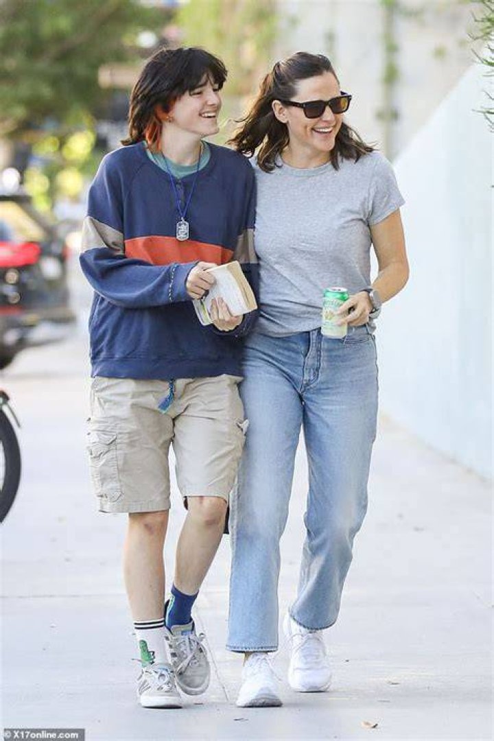 Jennifer Garner & Daughter Seraphina Bring Jennifer Lopez&rsquo;s Teen Emme