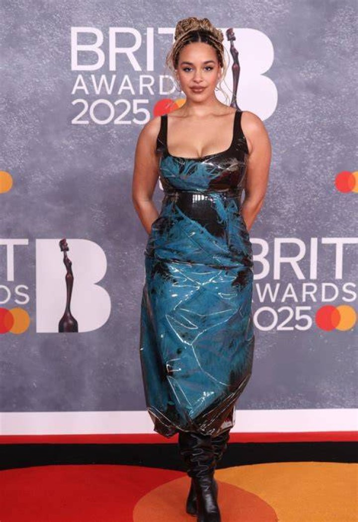 Jorja Smith posts pic of boyfriend on Instagram and Twitter men mourn
