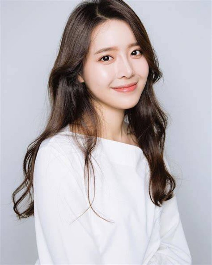 Jung SinHye (1994) AsianWiki