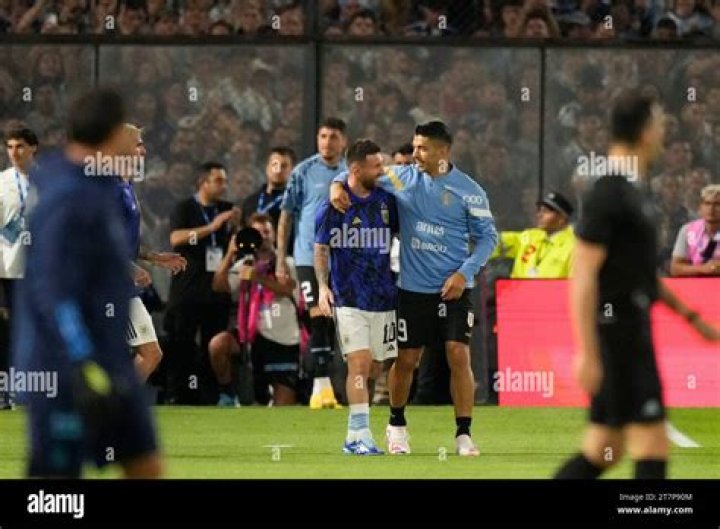 Luis Suarez embraces spotlight and warns against Ghana&rsquo;s