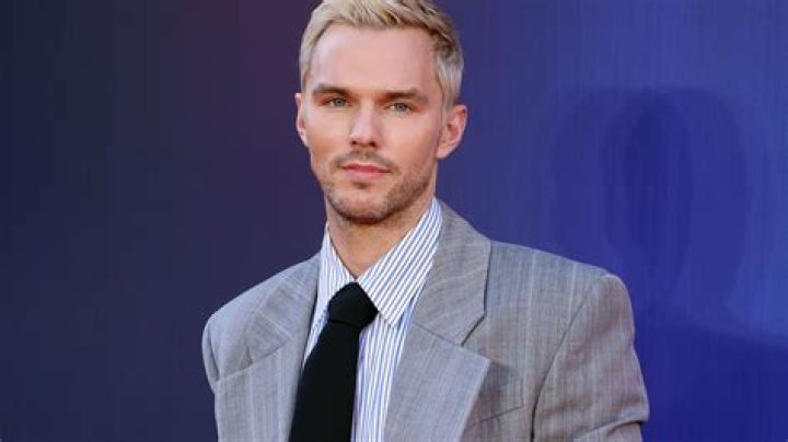 Nicholas Hoult Мужские прически, Прически