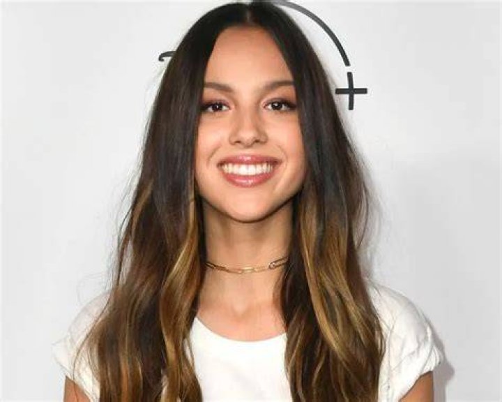 Olivia Rodrigo Age, Net Worth, Boyfriend, Parents, Siblings, Family