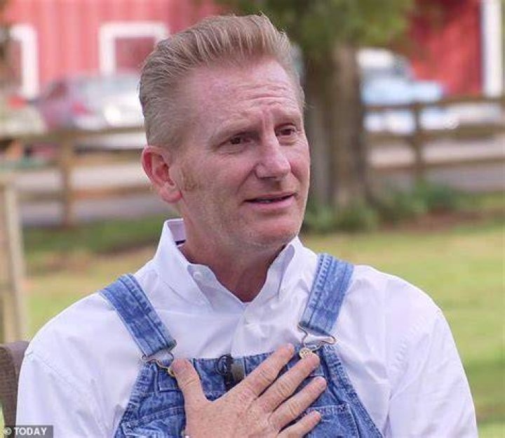 Rory Feek wears denim overalls to walk his daughter Hopie down the