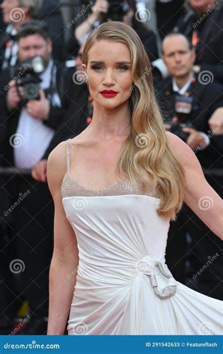 Rosie HuntingtonWhiteley soaks up the sunshine with Jason Statham and