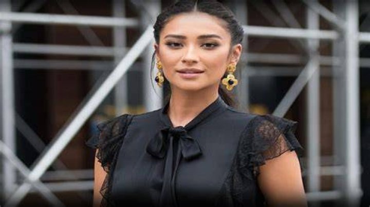 Shay Mitchell&rsquo;s Height, Net Worth, Sexy Feet and Legs in Heels