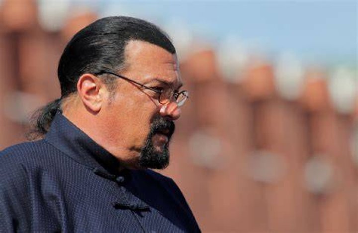 Steven Seagal advertised a fraudulent cryptostartup and fled to Moscow