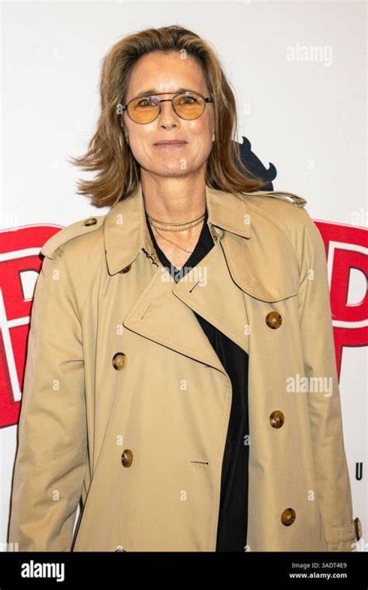 T&eacute;a Leoni Walks Red Carpet with Teenage Children