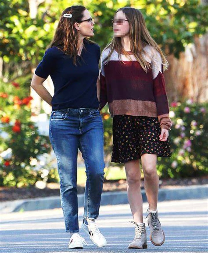 Violet Affleck Is Taller Than Her Mom Jennifer Garner On Shopping Trip